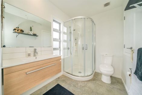 Photo of property in 77 Sunstone Crescent, Timberlea, Upper Hutt, 5018