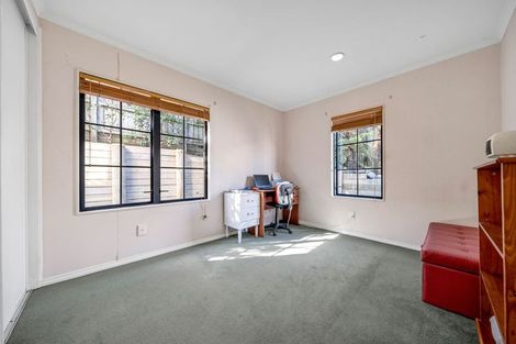 Photo of property in 5 Figtree Terrace, Goodwood Heights, Auckland, 2105