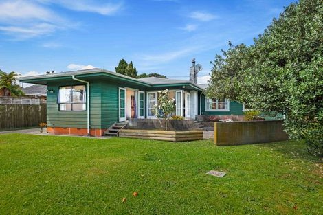Photo of property in 35 Yeovil Road, Te Atatu Peninsula, Auckland, 0610