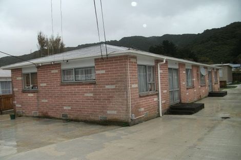 Photo of property in 2/189 Wainuiomata Road, Wainuiomata, Lower Hutt, 5014