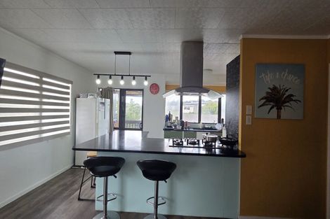 Photo of property in 37 Meadowvale Rise, Titirangi, Auckland, 0604