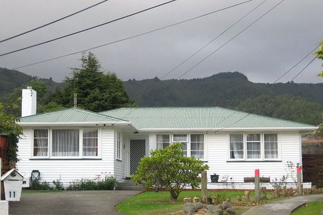 Photo of property in 11 Walker Grove, Stokes Valley, Lower Hutt, 5019
