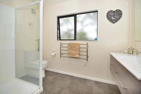 Photo of property in 2/73 Athena Drive, Totara Vale, Auckland, 0629