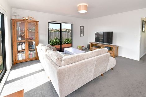 Photo of property in 16 Rauta Way, Helensville, 0800