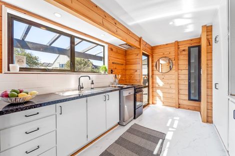 Photo of property in 1/80 Browns Bay Road, Rothesay Bay, Auckland, 0630