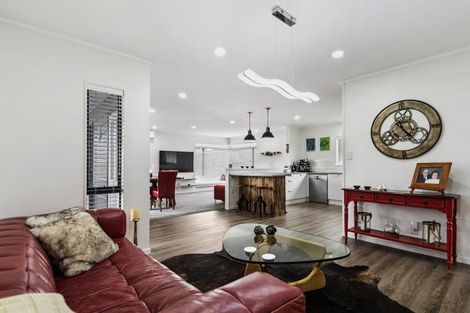 Photo of property in 62 Golfland Drive, Golflands, Auckland, 2013