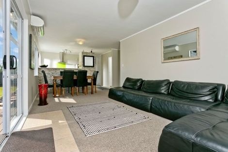 Photo of property in 2/1 Caribbean Drive, Unsworth Heights, Auckland, 0632