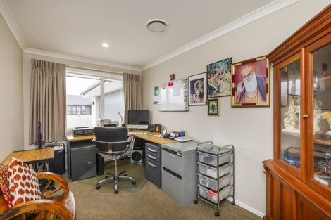 Photo of property in 6 Cyprus Place, Fitzherbert, Palmerston North, 4410