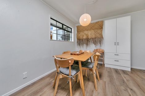 Photo of property in 2/77 Atkinson Road, Titirangi, Auckland, 0604