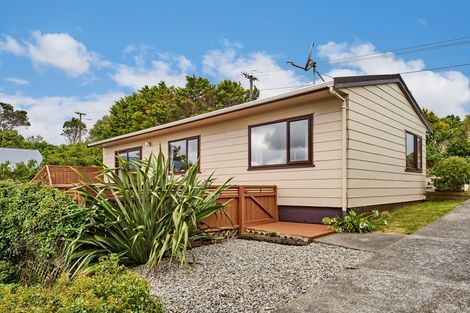 Photo of property in 15a Ruskin Road, Newlands, Wellington, 6037