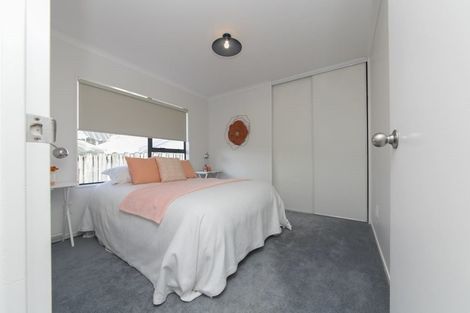 Photo of property in 4 Wyatt Place, Glendene, Auckland, 0602