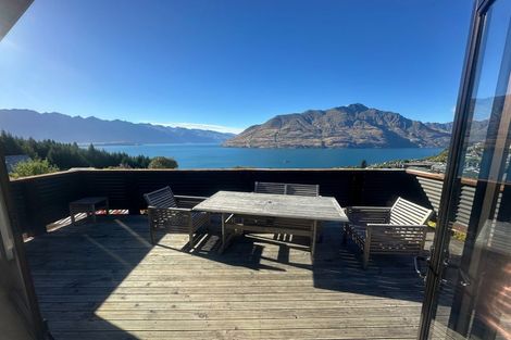 Photo of property in 92 Wynyard Crescent, Fernhill, Queenstown, 9300