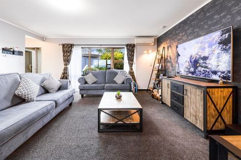 Photo of property in 2/262 Don Buck Road, Massey, Auckland, 0614