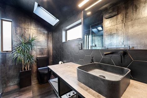 Photo of property in 210 East Coast Road, Forrest Hill, Auckland, 0620