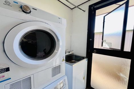 Photo of property in 5 Kopara Place, Clendon Park, Auckland, 2103