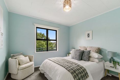 Photo of property in 32 Bellringer Crescent, Newlands, Wellington, 6037