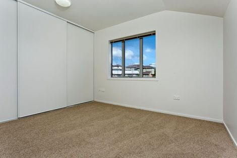Photo of property in 5/4 John Jennings Drive, Oteha, Auckland, 0632