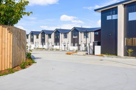 Photo of property in 4/23 Awaroa Road, Sunnyvale, Auckland, 0612