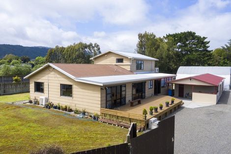 Photo of property in 55 Waikawa Beach Road, Manakau, Levin, 5573