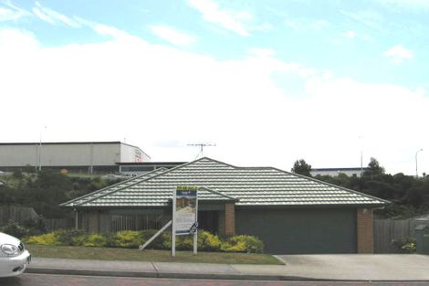 Photo of property in 70 Bluebird Crescent, Unsworth Heights, Auckland, 0632