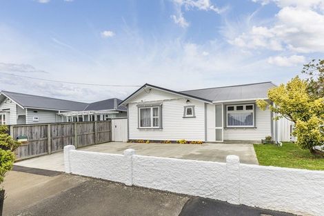 Photo of property in 94 Endeavour Street, Lyall Bay, Wellington, 6022