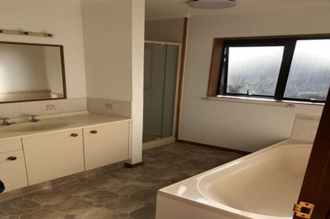 Photo of property in 18 Ruapehu Drive, Fitzherbert, Palmerston North, 4410