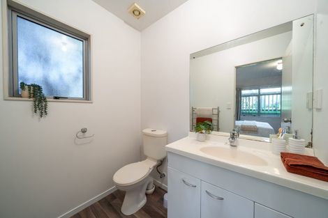 Photo of property in 6b Warrington Grove, Newlands, Wellington, 6037