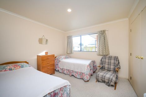 Photo of property in 19 Woburn Place, Takaro, Palmerston North, 4412