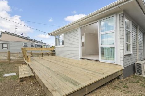 Photo of property in 1/862 East Coast Road, Northcross, Auckland, 0630