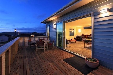 Photo of property in 10 Hollyford Place, Aotea, Porirua, 5024