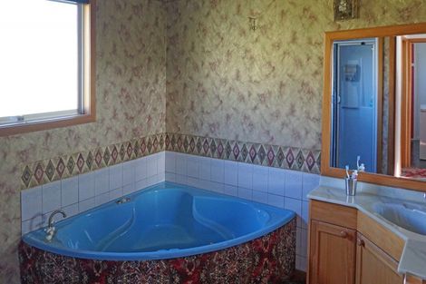 Photo of property in 104 Marine Parade, Bluff, 9814