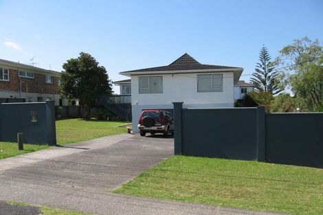 Photo of property in 787 East Coast Road, Northcross, Auckland, 0630