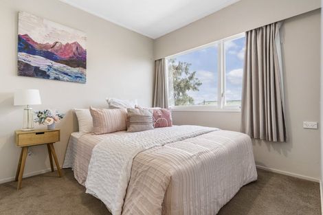 Photo of property in 21a Cleve Road, Green Bay, Auckland, 0604