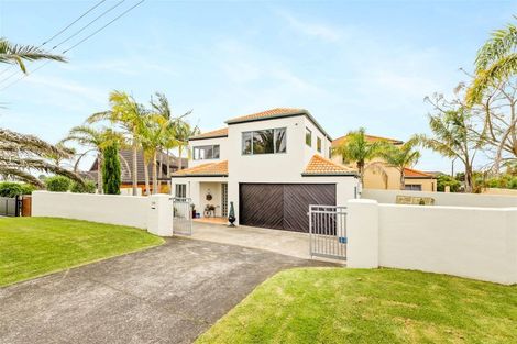 Photo of property in 122 Beach Road, Te Atatu Peninsula, Auckland, 0610