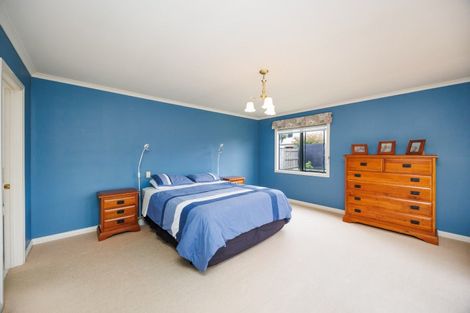 Photo of property in 27 Royal Oak Drive, Kelvin Grove, Palmerston North, 4414