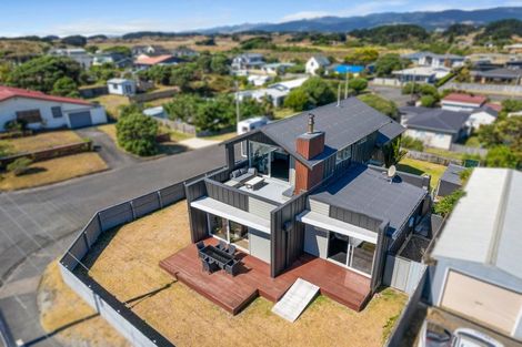 Photo of property in 2 Kowhai Street, Otaki Beach, Otaki, 5512