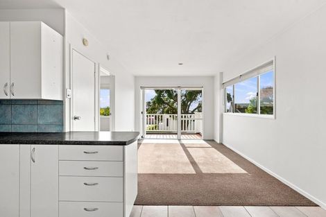 Photo of property in 19/72 Kitchener Road, Milford, Auckland, 0620