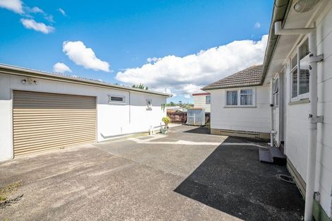 Photo of property in 82 Kelman Road, Kelston, Auckland, 0602
