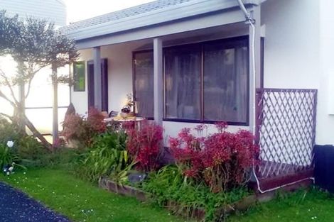 Photo of property in 102a Manhattan Heights, Glendene, Auckland, 0602