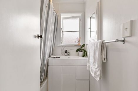 Photo of property in 18 Crawford Avenue, Mangere Bridge, Auckland, 2022