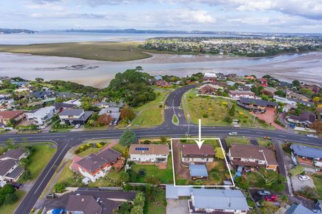 Photo of property in 162 Luckens Road, West Harbour, Auckland, 0618