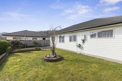 Photo of property in 35 Woodland Mews, Wainuiomata, Lower Hutt, 5014