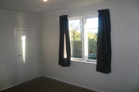 Photo of property in 16 Hobsonville Road, West Harbour, Auckland, 0618