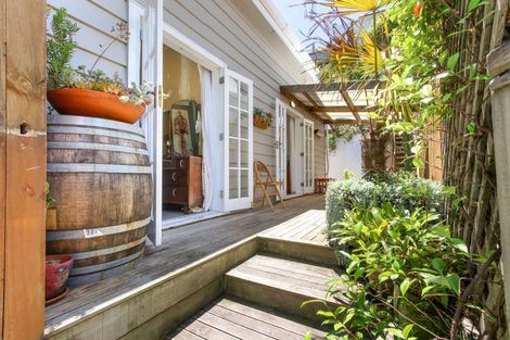 Photo of property in 48 Faraday Street, Hospital Hill, Napier, 4110