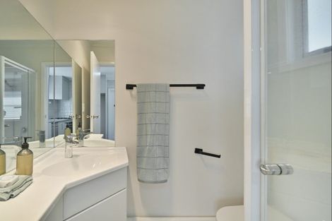 Photo of property in 28 Pitt Street, Clive, 4102