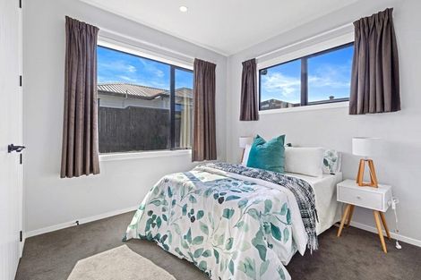 Photo of property in 18 Madden Avenue, Kumeu, 0810