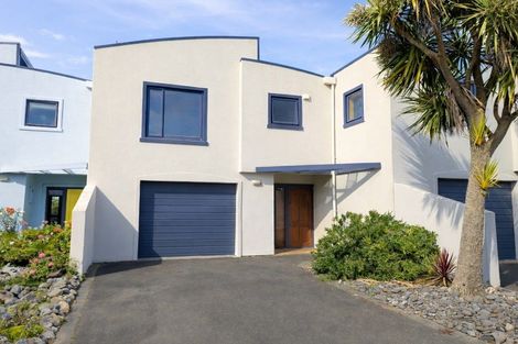 Photo of property in 22 Marina View, Paremata, Porirua, 5026