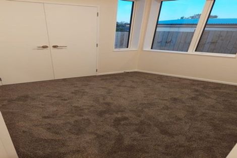 Photo of property in 1c Taupiko Place, Green Bay, Auckland, 0604