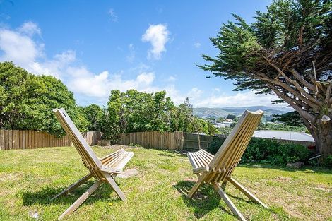 Photo of property in 34 Brooker Grove, Newlands, Wellington, 6037