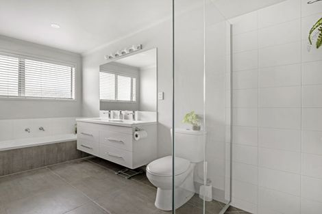 Photo of property in 18 Kaipara Lake Road, South Head, Helensville, 0874